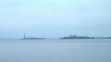 バッテリーパーク（Battery Park）から見た自由の女神(Statue of Liberty）