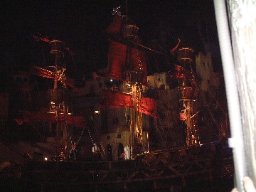 トレジャーアイランド（Treasure Island）ホテルの前で行われる海賊ショー（Buccaneer Bay Pirate Battle）